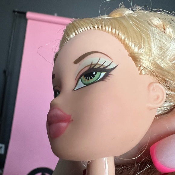 Bratz “Strut It” Green Eyes CLOÉ Doll - Picture 7 of 7